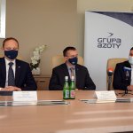 Przedstawiciele Powiatu Polickiego i Grupy Azoty Police S.A. w sali konferencyjnej