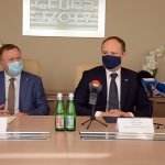 Przedstawiciele Powiatu Polickiego i Grupy Azoty Police S.A. w sali konferencyjnej