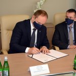 Przedstawiciele Powiatu Polickiego i Grupy Azoty Police S.A. w sali konferencyjnej