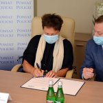 Przedstawiciele Powiatu Polickiego i Grupy Azoty Police S.A. w sali konferencyjnej