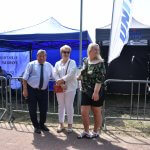 Władysław Diakun Burmistrz Polic, Joanna Napiwodzka Wicestarosta Policki oraz Sołtys Trzebieży Małgorzata Siemianowska witający biegaczy na Starcie Biegu Neptuna