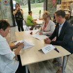 Uczestnicy spotkania podczas podpisania umów na dofinansowanie inwestycji