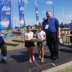 Burmistrz Nowego Warpna Jarosław Burba wraz ze zwycięzcami konkursu na scenie w Nowym Warpnie podczas Święta Leszcza