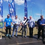 Burmistrz Nowego Warpna Jarosław Burba, Przewodniczący Rady Powiatu w Policach Cezary Arciszewski wraz ze zwycięzcami konkursu na scenie w Nowym Warpnie podczas Święta Leszcza