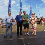 Burmistrz Nowego Warpna Jarosław Burba, Wicestarosta Policki Joanna Napiwodzka ze zwycięzcami konkursu na scenie w Nowym Warpnie podczas Święta Leszcza