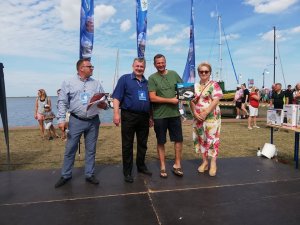 Burmistrz Nowego Warpna Jarosław Burba, Wicestarosta Policki Joanna Napiwodzka ze zwycięzcami konkursu na scenie w Nowym Warpnie podczas Święta Leszcza