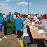 Uczestnicy Święta Leszcza smakują zupę rybną