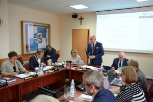 Radni Rady Powiatu w Policach podczas XXXII sesji Rady Powiatu w Policach