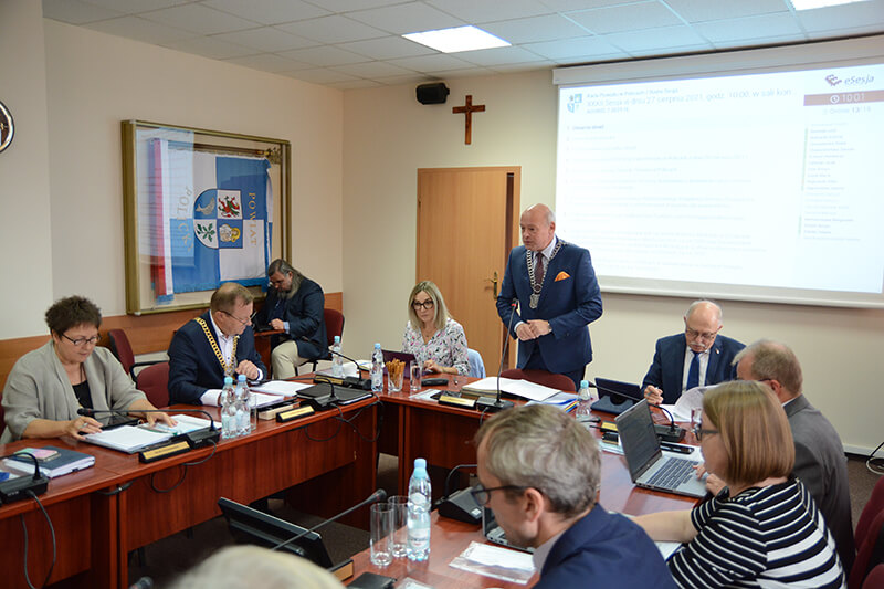 Radni Rady Powiatu w Policach podczas XXXII sesji Rady Powiatu w Policach