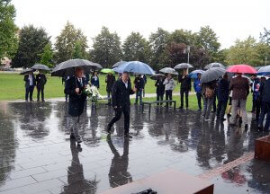 Przewodniczący Rady Powiatu w Policach Cezary Arciszewski wraz z Adamem Pacholikiem Prezesem Trans-Net składają kwiaty przed pomnikiem Ludziom Solidarności w Policach