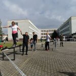 Uczestnicy biegu na trasie z przeszkodami