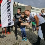 Dyrektor biegu Wojciech Bobrowski ze zwycięzcami biegu "Mocna piątka dla Mistrza"