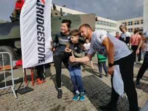 Dyrektor biegu Wojciech Bobrowski ze zwycięzcami biegu "Mocna piątka dla Mistrza"