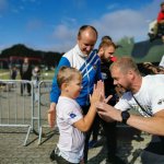 Dyrektor biegu Wojciech Bobrowski przybija piątkę uczestnikowi biegu