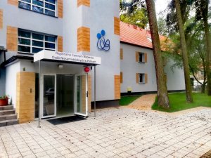 Biało-pomarańczowy budynek Regionalnego Centrum Wsparcia Osób Niesamodzielnych w Policach