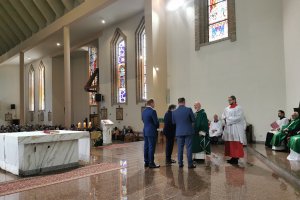 Starosta Policki Andrzej Bednarek, Burmistrz Polic Władysław Diakun i Przewodniczący Rady Miejskiej w Policach Andrzej Rogowski witają przy ołtarzu nowego proboszcza parafii pw. św. Kazimierza w Policach