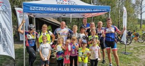 Uczestnicy rajdu rowerowego z upominkami przy wspólnym zdjęciu