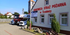 Budynek od frontu i pojazdy OSP Trzebież