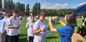 Uczestnik WTZ w Policach odbiera pamiątkowy medal za udział w zawodach