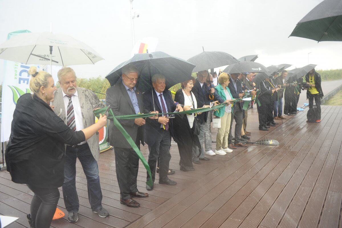 Przecięcie wstęgi podczas otwarcia promenady imienia Aleksandra Doby w Trzebieży