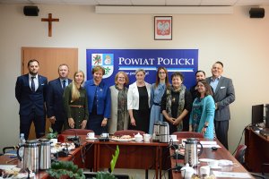 Mianowani nauczyciele wraz Zarządem Powiatu w Policach i dyrektorami szkół i placówek we wspólnym pamiątkowym zdjęciu w sali sesyjnej Starostwa Powiatowego w Policach