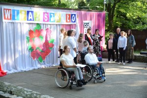 Nowo przyjęci uczniowie SOSW nr 1 w Policach składają w amfiteatrze ośrodka ślubowanie podczas rozpoczęcia roku szkolnego 2021/2022