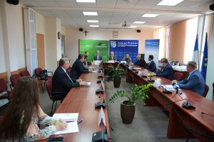 Uczestnicy briefingu w sprawie otwarcia Centrum Informacji dla Cudzoziemców w Powiecie Polickim w sali sesyjnej Starostwa Powiatowego w Policach