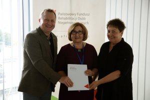 Dyrektor Oddziału Zachodniopomorskiego PFRON - Anna Rąbel i Starosta Policki - Andrzej Bednarek i Członek Zarządu Powiatu - Beata Chmielewska przy wspólnym zdjęciu