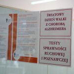 Informacje wydrukowane na kartkach i przyklejone do szyby