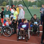 Uczestnicy zawodów na stadionie sportowym