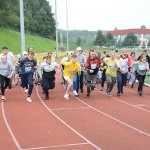 Uczestnicy zawodów startują w biegu na 400 metrów