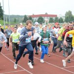 Uczestnicy zawodów startują w biegu na 400 metrów