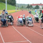 Uczestnicy zawodów startują w biegu na 400 metrów