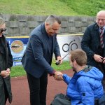 Dyrektor SOSW nr 1 w Policach Ryszard Budzisz wręcza statuetkę uczestnikowi imprezy