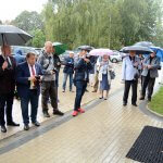 Zaproszeni goście przed halą Ośrodka Sportu i Rekreacji w Policach