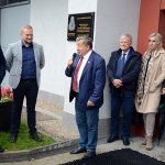 Burmistrz Polic Władysław Diakun przemawia wśród zaproszonych gości przy hali Ośrodka Sportu i Rekreacji w Policach