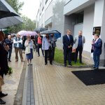 Burmistrz Polic Władysław Diakun przemawia wśród zaproszonych gości przy hali Ośrodka Sportu i Rekreacji w Policach