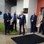 Starosta Policki Andrzej Bednarek przemawia wśród zaproszonych gości przy hali Ośrodka Sportu i Rekreacji w Policach