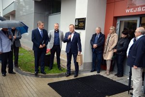 Starosta Policki Andrzej Bednarek przemawia wśród zaproszonych gości przy hali Ośrodka Sportu i Rekreacji w Policach