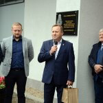 Starosta Policki Andrzej Bednarek przemawia wśród zaproszonych gości przy hali Ośrodka Sportu i Rekreacji w Policach