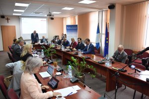 Radni Rady Powiatu w Policach siedzą przy stole w sali sesyjnej