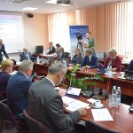 Radni Rady Powiatu w Policach siedzą przy stole w sali sesyjnej