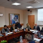 Radni Rady Powiatu w Policach siedzą przy stole w sali sesyjnej