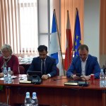 Radni Rady Powiatu w Policach siedzą przy stole w sali sesyjnej