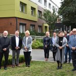 Zaproszeni goście na odsłonięcie płaskorzeźby herbu Polic