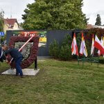 Burmistrz Polic Władysław Diakun i Przewodniczący Rady Miejskiej w Policach Andrzej Rogowski odsłaniają płaskorzeźbę