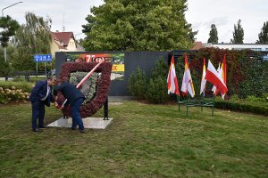 Burmistrz Polic Władysław Diakun i Przewodniczący Rady Miejskiej w Policach Andrzej Rogowski odsłaniają płaskorzeźbę