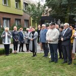 Zaproszeni goście na odsłonięcie płaskorzeźby herbu Polic