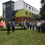 Zaproszeni goście na odsłonięcie płaskorzeźby herbu Polic