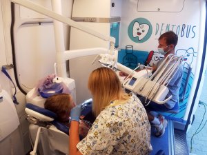 Prowadzenie badania stomatologicznego w dentobusie